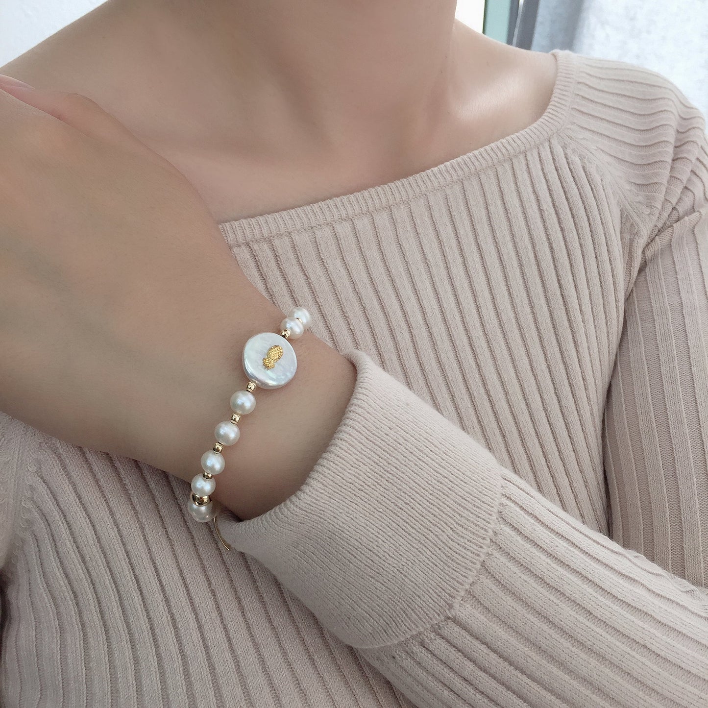 Freshwater Pearls With Pineapple Charm Bracelet MB120 - FARRA
