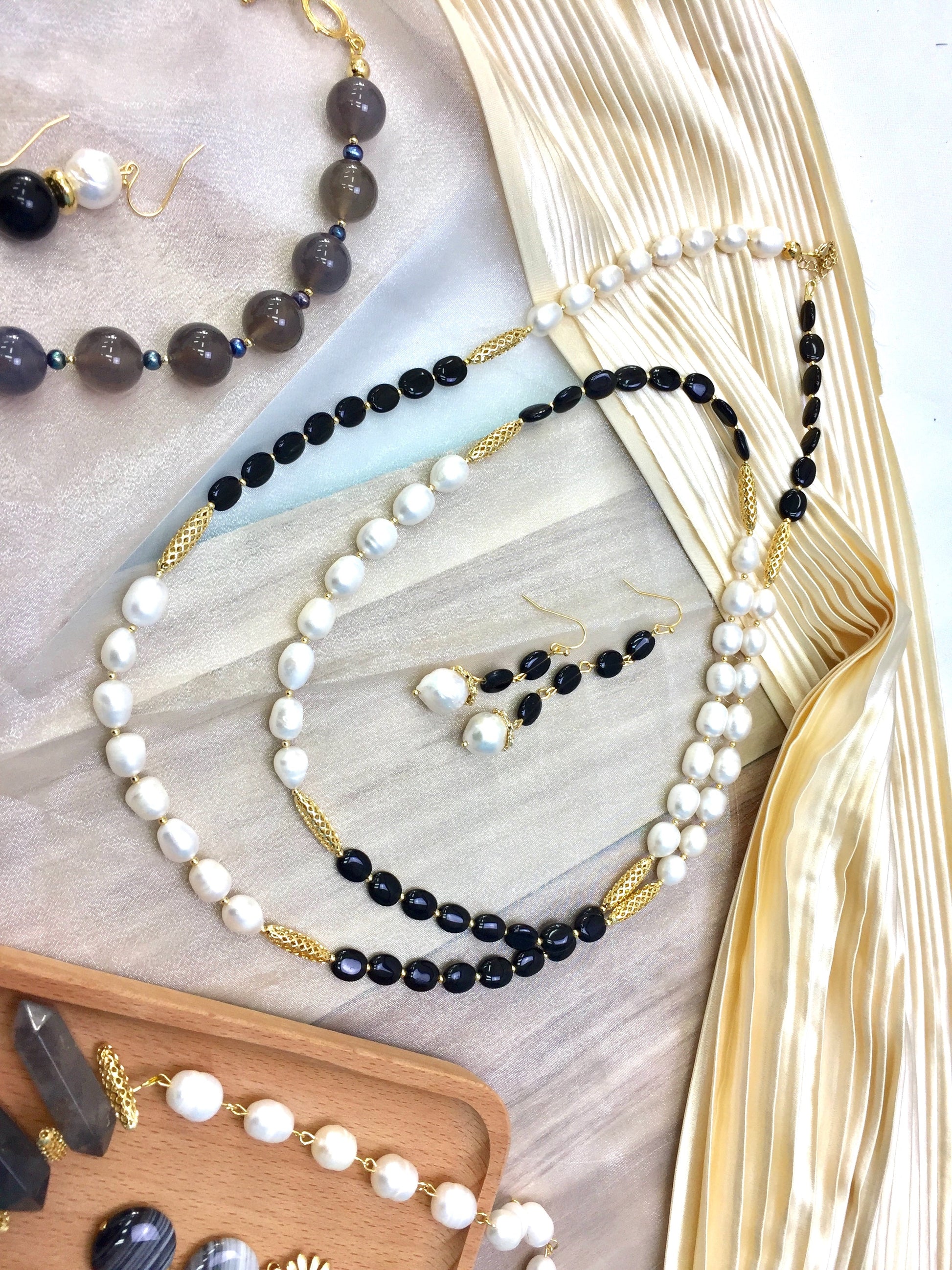 Freshwater Pearls & Black Agate Multi-Way Necklace DN229 - FARRA